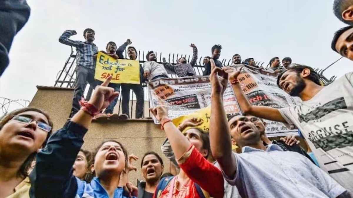 ‘आस-पड़ोस के लोग गाली देते हैं..., कहते-कहते क्यों रो पड़ी शिक्षक भर्ती परीक्षा की अभ्यर्थी