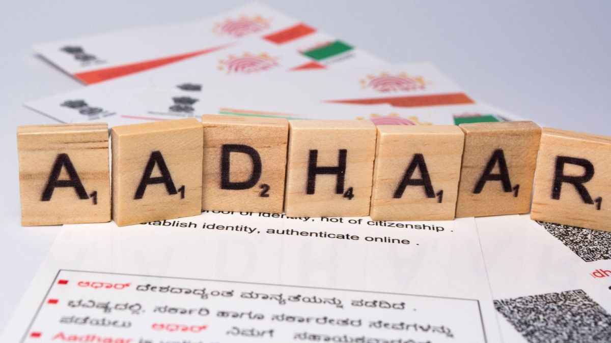 Aadhaar Card से जुड़ा एक बड़ा अपडेट, होटलों में बुकिंग पर कॉपी देना कितना सेफ?