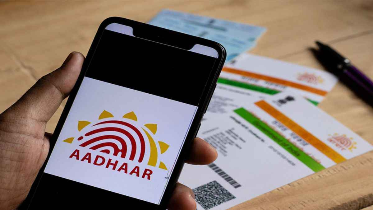 Aadhaar Card कितने रंग का? किसे कौन सा जारी, जानें किस कलर के क्या मायने