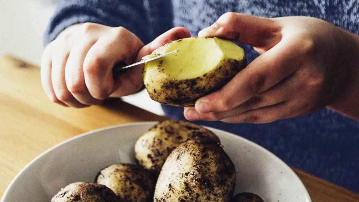 एक आलू भी ले सकता है जान! क्या है Solanine Poisoning जिसने महिला को मौत के मुंह में पहुंचा दिया?