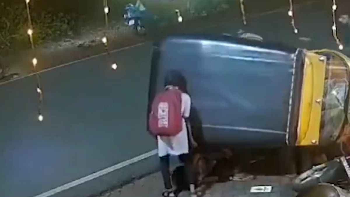 Video: मां को 'मौत' से बचा लाई बहादुर बच्ची, खतरनाक हादसे में ऑटो तले दब गई थी महिला