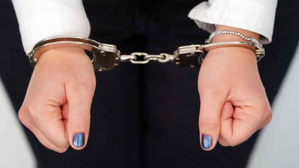 इनरवियर में गांजा छुपा कर जेल जा रही थी महिला, तरीका देख हैरान रह गए अधिकारी