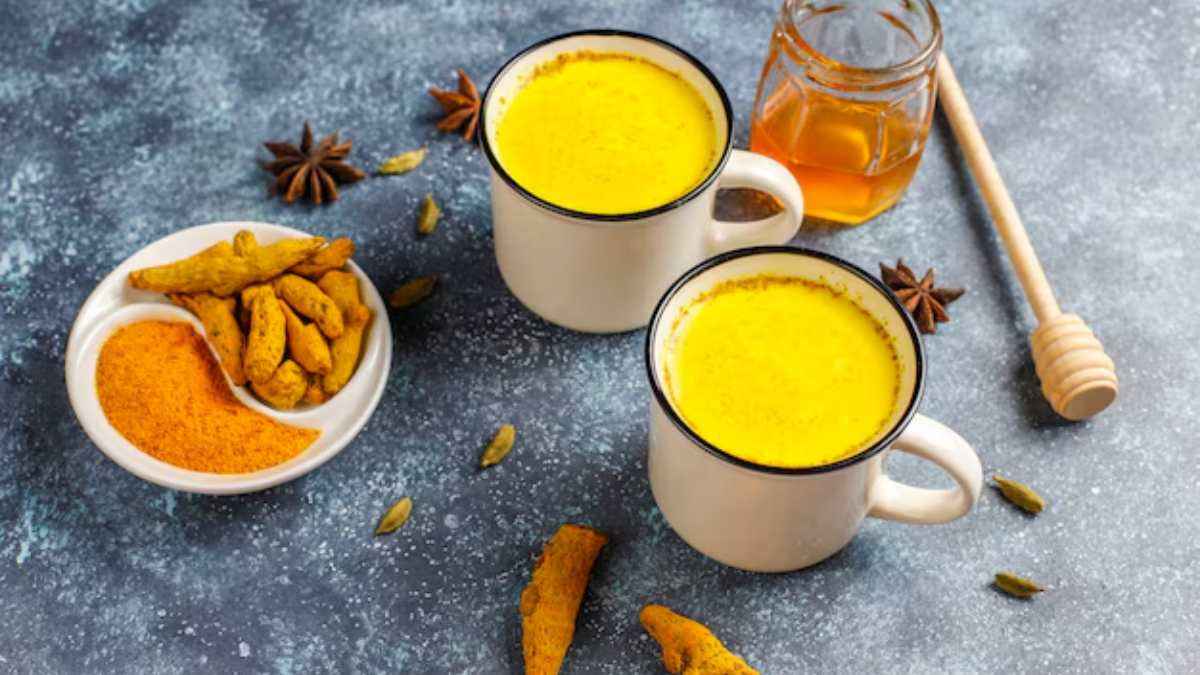 सेहत के लिए वरदान है हल्दी का दूध, रोज रात को 1 गिलास पीने से मिलेंगे ये फायदे