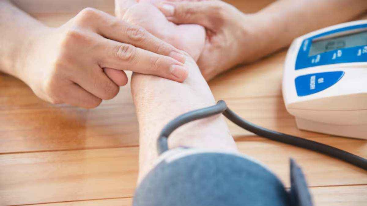 Low BP की समस्या भी बन सकती है मौत का कारण! पहचानें शुरुआती संकेत