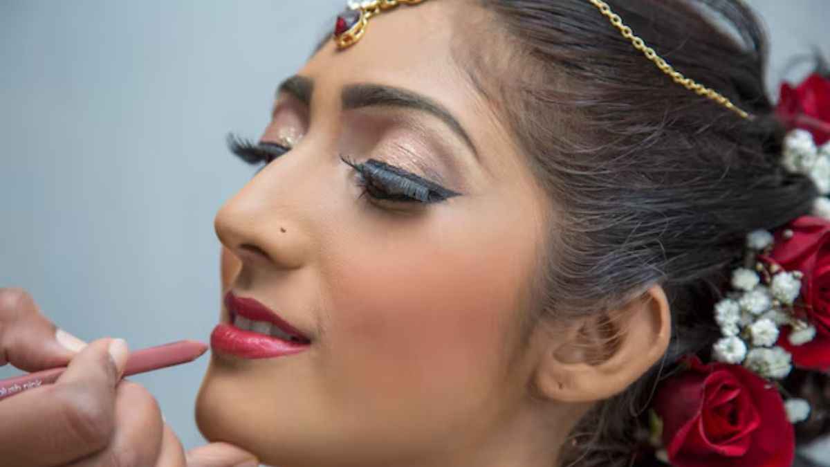 Karwa Chauth 2024: करवा चौथ के दिन घर पर ही करें पार्लर जैसा मेकअप, फॉलो करें ये स्टेप्स