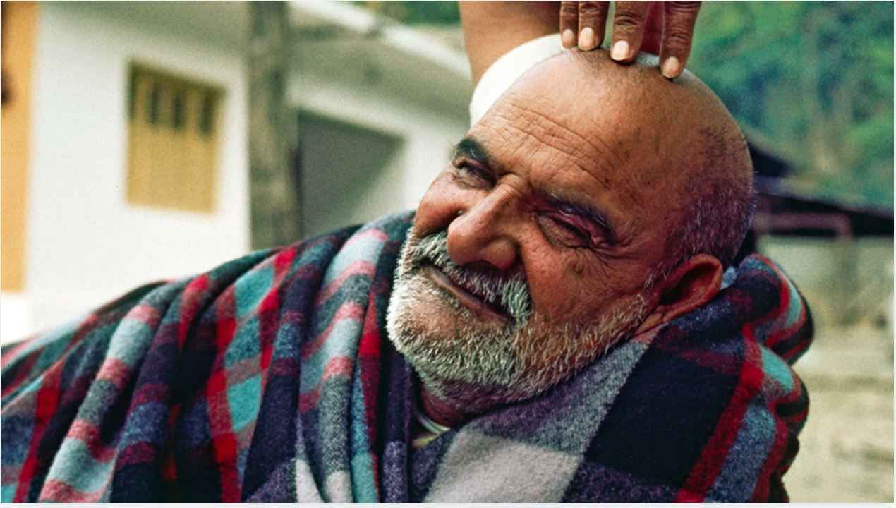 Neem Karoli Baba: नीम करौली बाबा ने कैसे बचाई एक सैनिक की जिंदगी? इसलिए आज भी चढ़ाया जाता है कंबल!