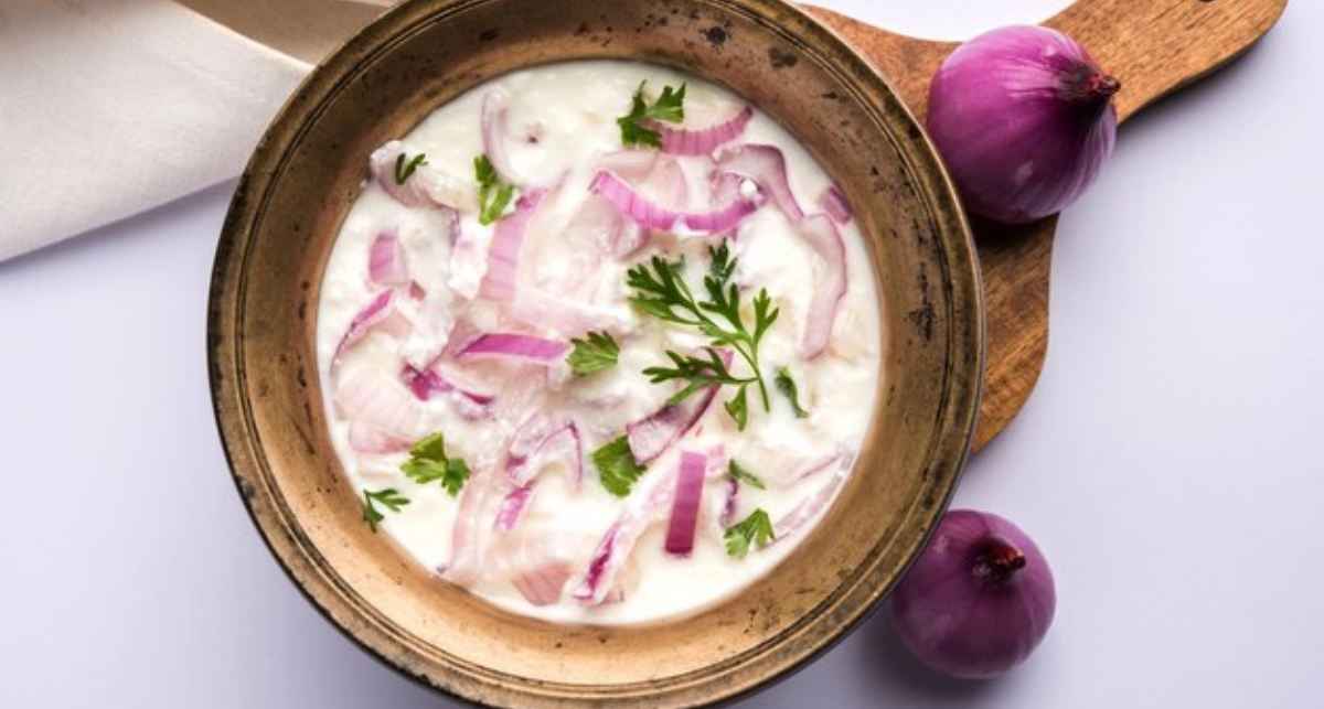 Onion with Curd Side Effects: प्याज का रायता खाने के हैं ये 3 नुकसान, बिगड़ सकती है सेहत