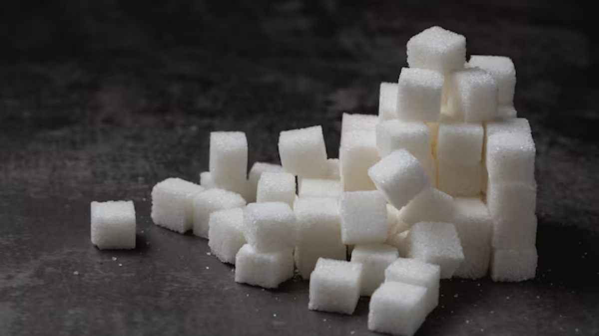 चीनी की कम होती मिठास के बीच Sugar Stocks पर अब क्या हो रणनीति?
