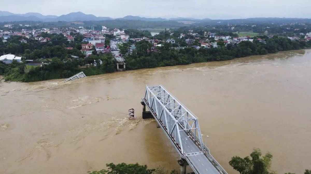 Vietnam में तूफान: देखते-देखते ढह गया पुल, पानी में समा गईं गाड़ियां, रोंगटे खड़े करने वाला Video वायरल