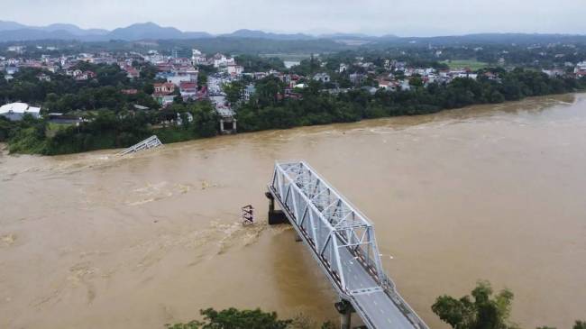 super typhoon destroys Vietnam bridge Vietnam collapsed bridge, Super Typhoon Yagi, Super Typhoon Yagi people killed landfall