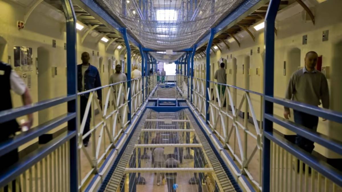 jail prisoner released before completion of sentence, prisoner released due overcrowding prison, prison capacity England, UK jail