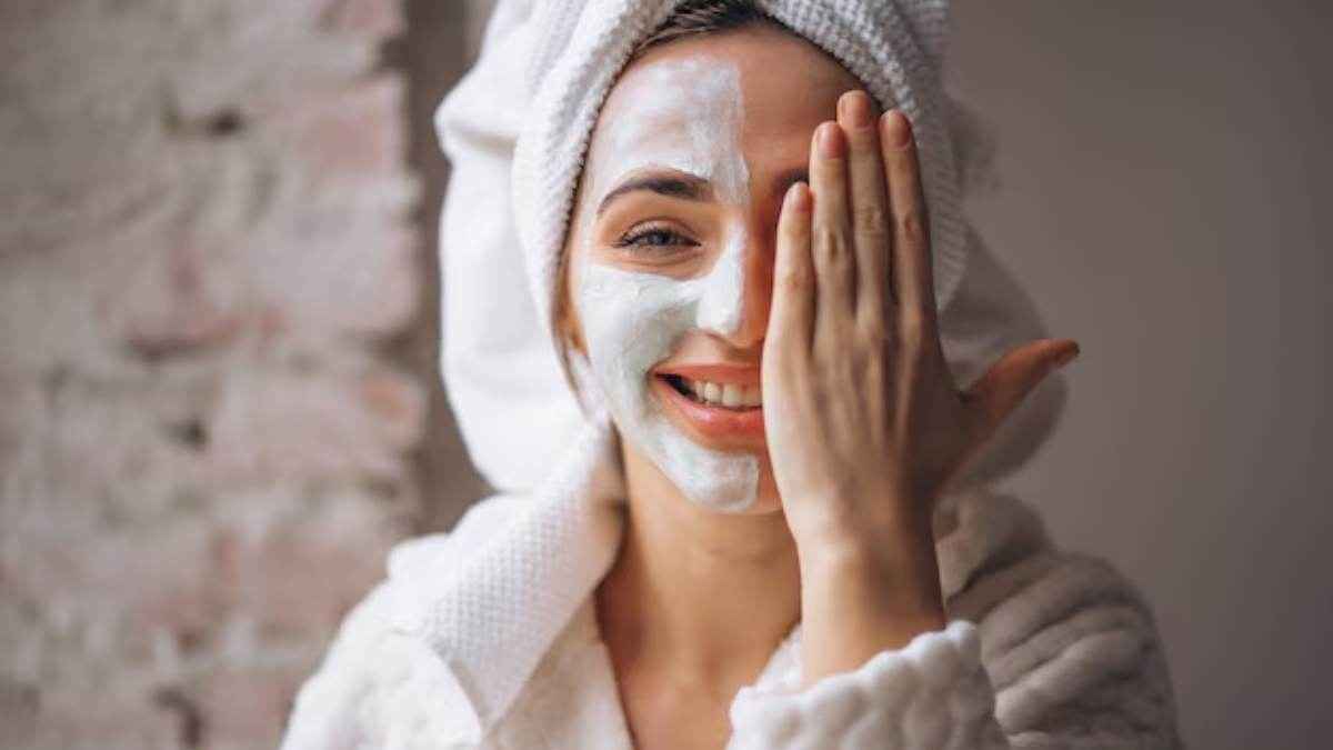 Skin Care Tips: 40 की उम्र में भी दिखेंगी 25 की! Karwa Chauth से पहले इस स्किन केयर रुटीन को करें फॉलो
