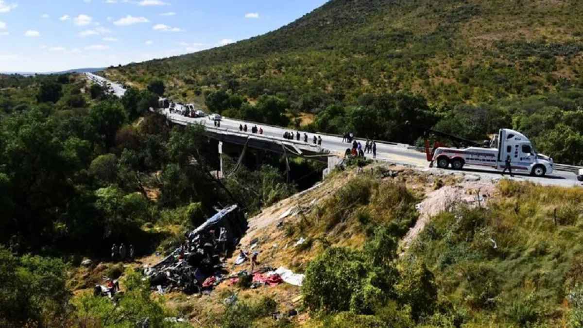 भीषण हादसे में 19 लोगों की मौत, मेक्सिको में ट्रैक्टर-ट्रॉली से टकराई यात्रियों से भरी बस