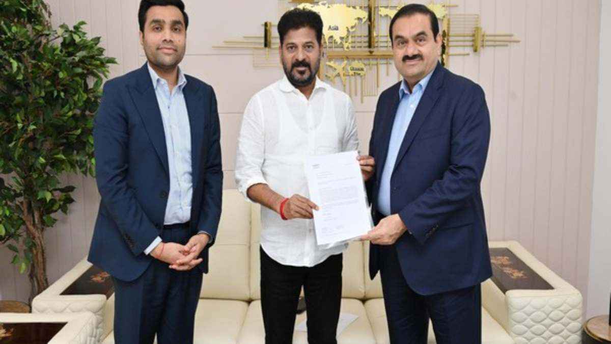 अडानी फाउंडेशन ने तेलंगाना सीएम को सौंपा 100 करोड़ रुपये का चेक, यंग इंडिया स्किल्स यूनिवर्सिटी के लिए दी मदद