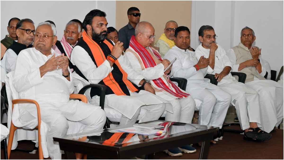 Nitish Kumar की मीटिंग में कौन-कौन नहीं पहुंचा? मुख्यमंत्री आवास पर जुटा NDA कुनबा, बिहार उपचुनाव से पहले बड़ी बैठक