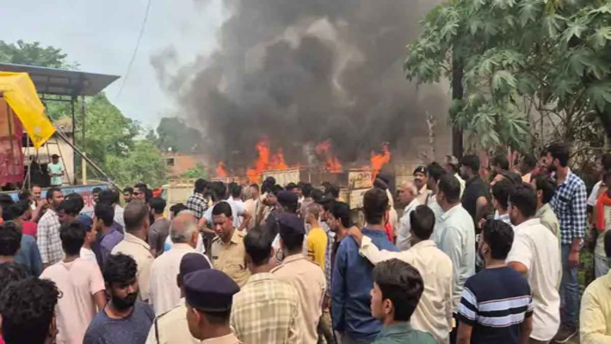 हेड काॅन्स्टेबल की पत्नी-बेटी की तलवार से हत्या, गुस्साई भीड़ ने SDM को पीटा, आरोपी का घर फूंका
