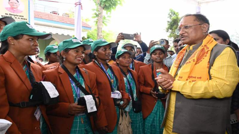 CM Vishnudev Sai Met Jashpur Bijli Sakhis