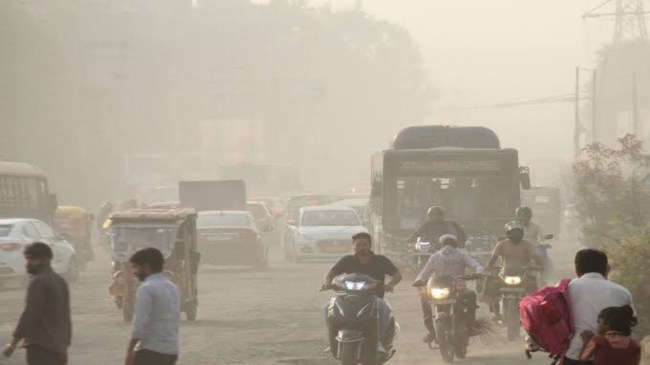 Delhi AQI पटाखों और पराली के धुएं से दिल्ली के कई इलाकों में AQI 300 को पार कर गया है। फोटोः @Uneash