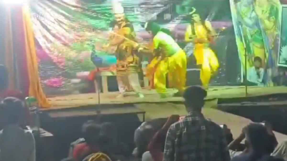 'युद्ध' करते-करते सच में 'राम-रावण' के बीच हो गई मारपीट! रुकवानी पड़ गई रामलीला; वायरल हो रहा वीडियो