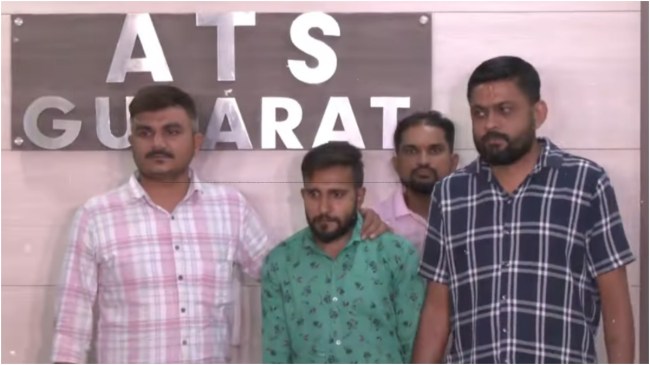 गुजरात पुलिस ने संदिग्ध पंकज कोटिया को गिरफ्तार कर लिया है। फोटोः ANI
