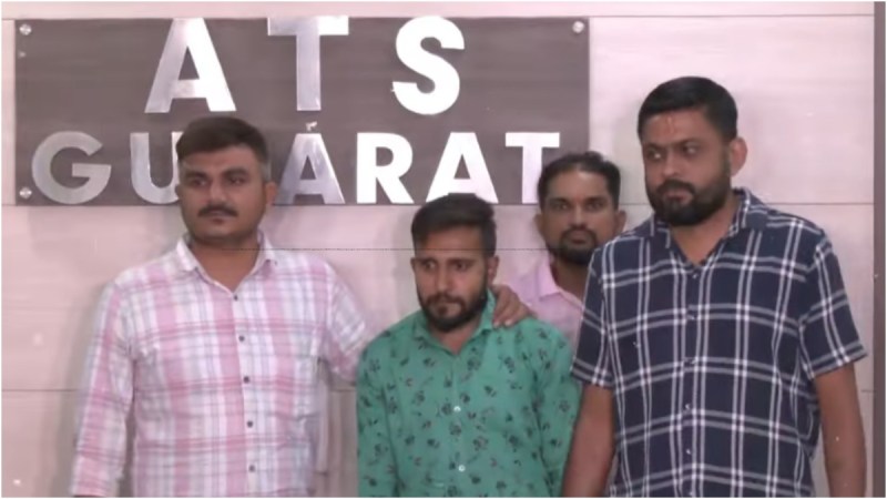 गुजरात पुलिस ने संदिग्ध पंकज कोटिया को गिरफ्तार कर लिया है। फोटोः ANI