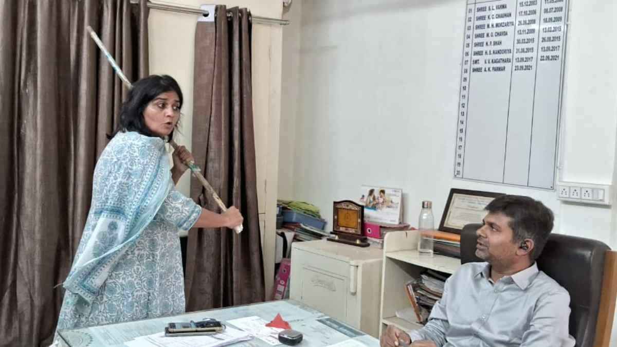 महिला पार्षद के सिर पर आई 'माता', लाठी लेकर पहुंची बिजली विभाग के दफ्तर..अधिकारी सन्न; देखें वीडियो