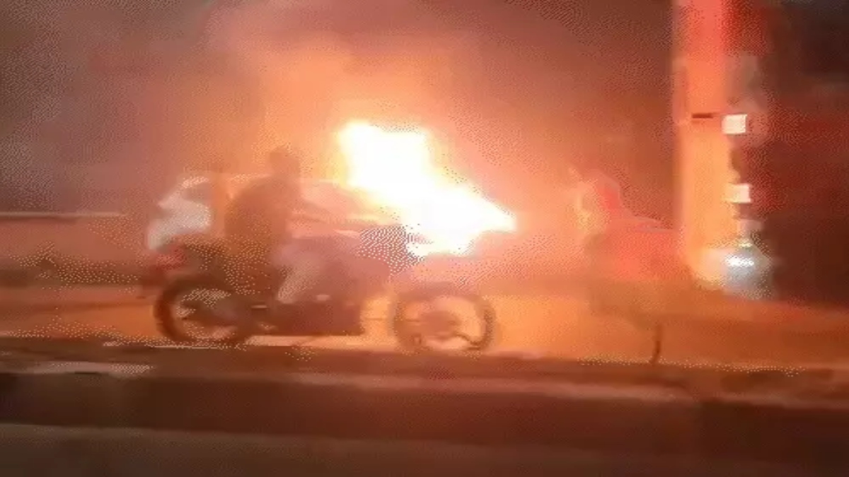 Moving car caught fire in Jaipur