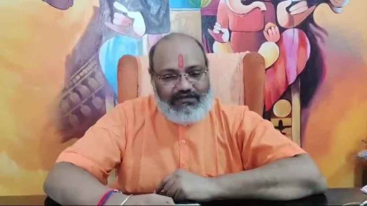 Video: नरसिंहानंद के बयान से UP में गर्म हुआ माहौल, भीड़ ने पुलिस पर किया पथराव