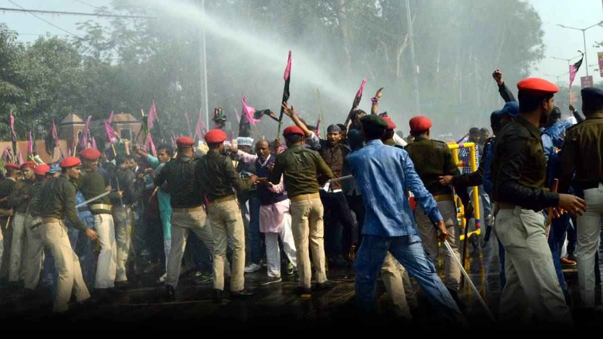 सबसे पहले क‍िसने द‍िया था लाठीचार्ज के बजाय पानी की बौछारों के इस्तेमाल का आदेश