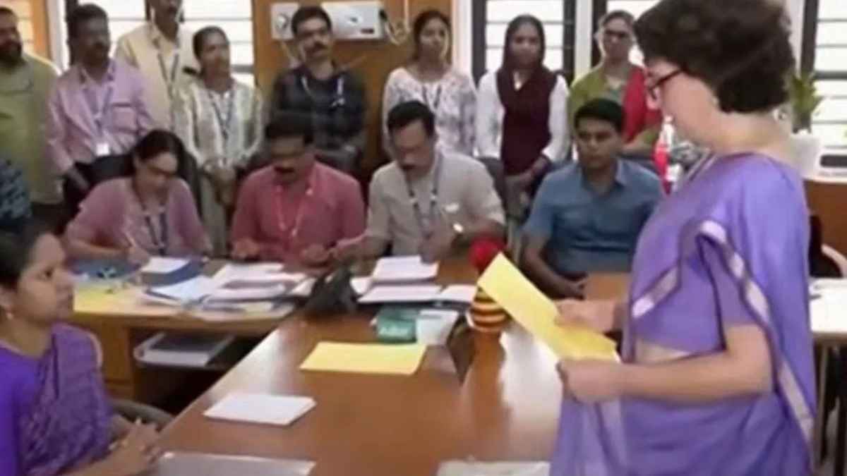 प्रियंका गांधी ने वायनाड से नामांकन किया, राहुल-खड़गे और मां सोनिया रहीं मौजूद