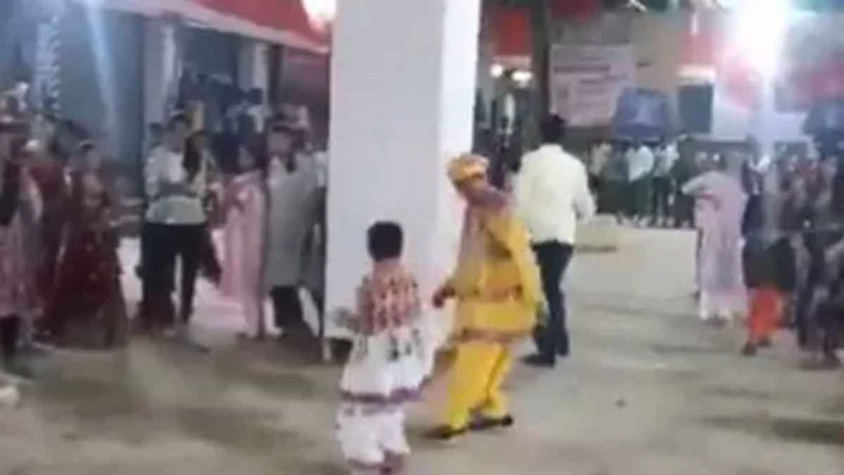 Video: गरबा खेलते युवक को आया हार्ट अटैक, मौके पर ही मौत, 'गरबा किंग' के नाम से थे मशहूर