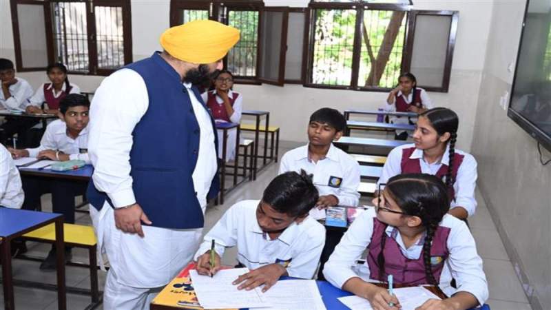 Punjab Education Minister Surprise Inspection in School
