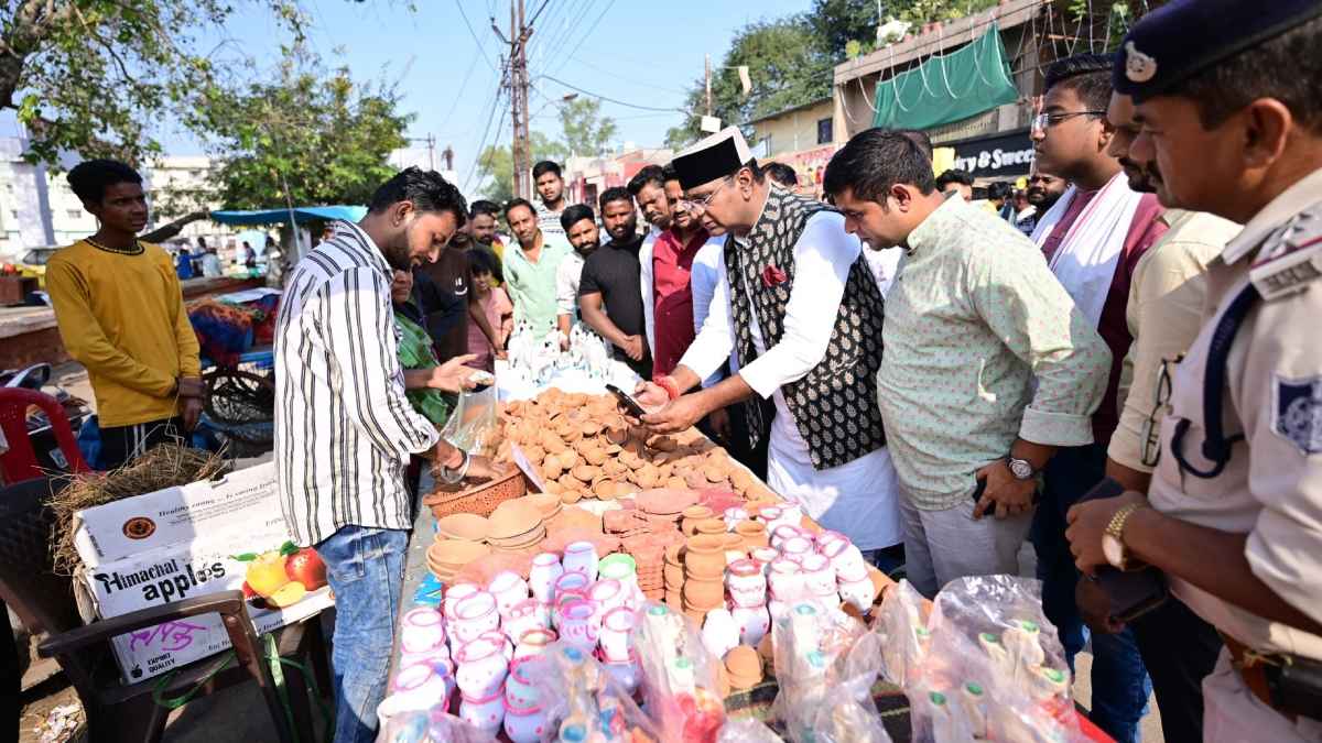 MP खेल मंत्री सारंग ने 'वोकल फॉर लोकल’ के लिए लोगों को किया प्रेरित, बोले- लोकल कारीगरों से खरीदें सामान