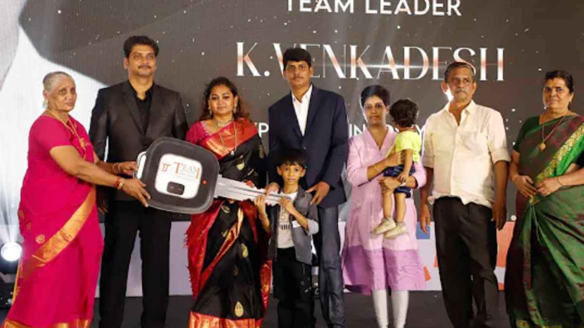 ओ भाई! इस कंपनी ने कर्मचारियों को गिफ्ट में दी कार और बाइक, Boss बोला- जो चाहो ले लो, लेकिन...