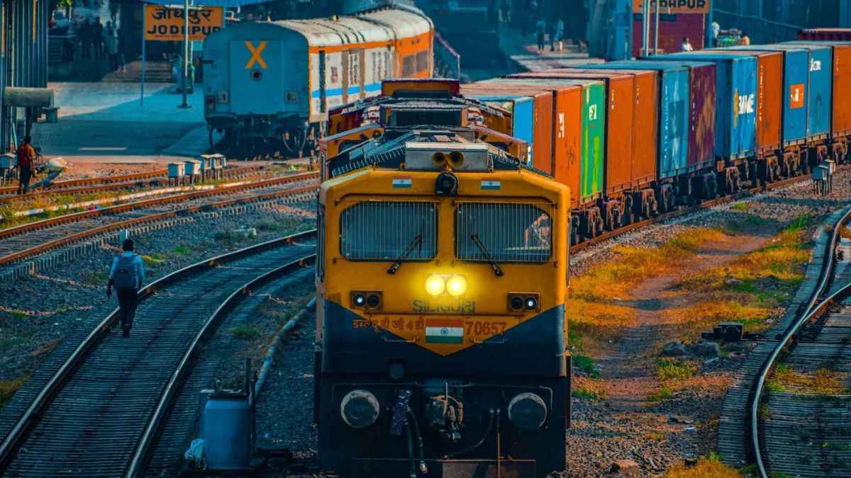 Diwali Special Trains: रेलवे ने जारी की 200 नई स्पेशल ट्रेनों की लिस्ट, आज से होगा संचालन, यहां देखें