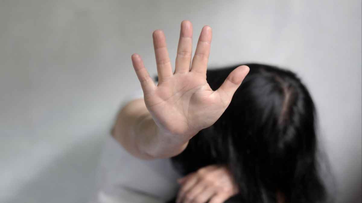 इंटरव्यू लेने गई महिला पत्रकार की गोद में बैठ गए नेताजी, अब पार्टी ने लिया बड़ा फैसला