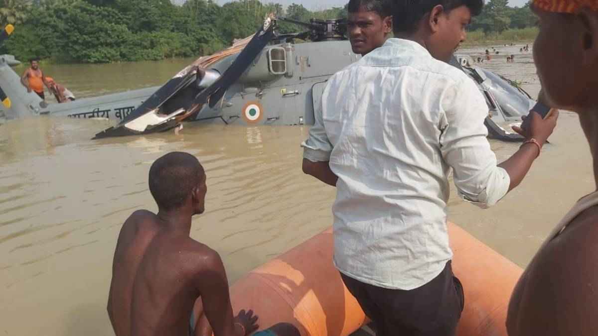 इंजन फेल, पंखे हुए बंद; मुजफ्फरपुर में बाढ़ के पानी में वायुसेना के हेलिकॉप्टर की इमरजेंसी लैंडिंग