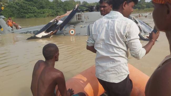 Air Force Helicopter, Air Force Helicopter Crashes Into Floodwaters, Air Force Helicopter Crashes In Muzaffarpur Helicopter Crash, Air Force Helicopter, Air Force Helicopter Crashes Into Floodwaters, Air Force Helicopter Crashes In Muzaffarpur Helicopter Crash,