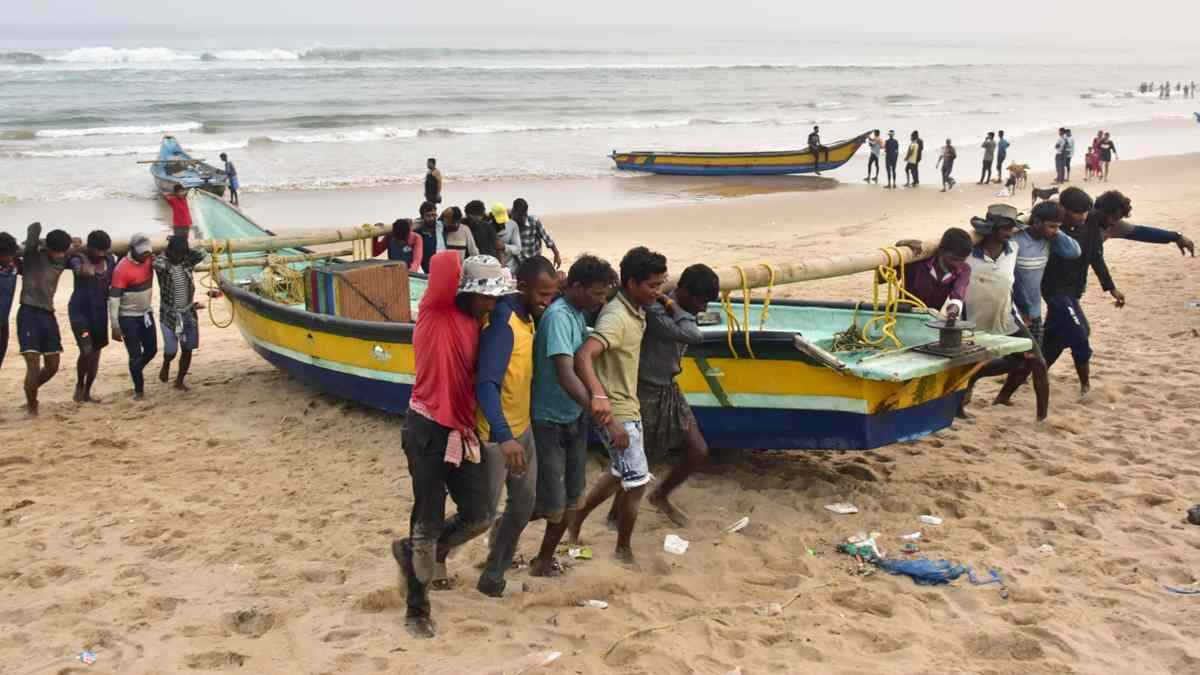 Cyclone Dana: 120kmph की रफ्तार से भितरकनिका राष्ट्रीय उद्यान और धामरा बंदरगाह के बीच टकरा सकता है तूफान
