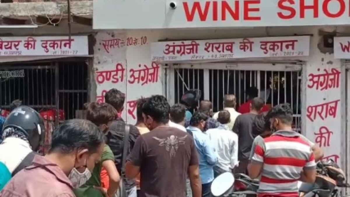 नोएडा वालों ने जमकर छलकाए जाम, 250 करोड़ रुपए की शराब की रिकॉर्ड बिक्री