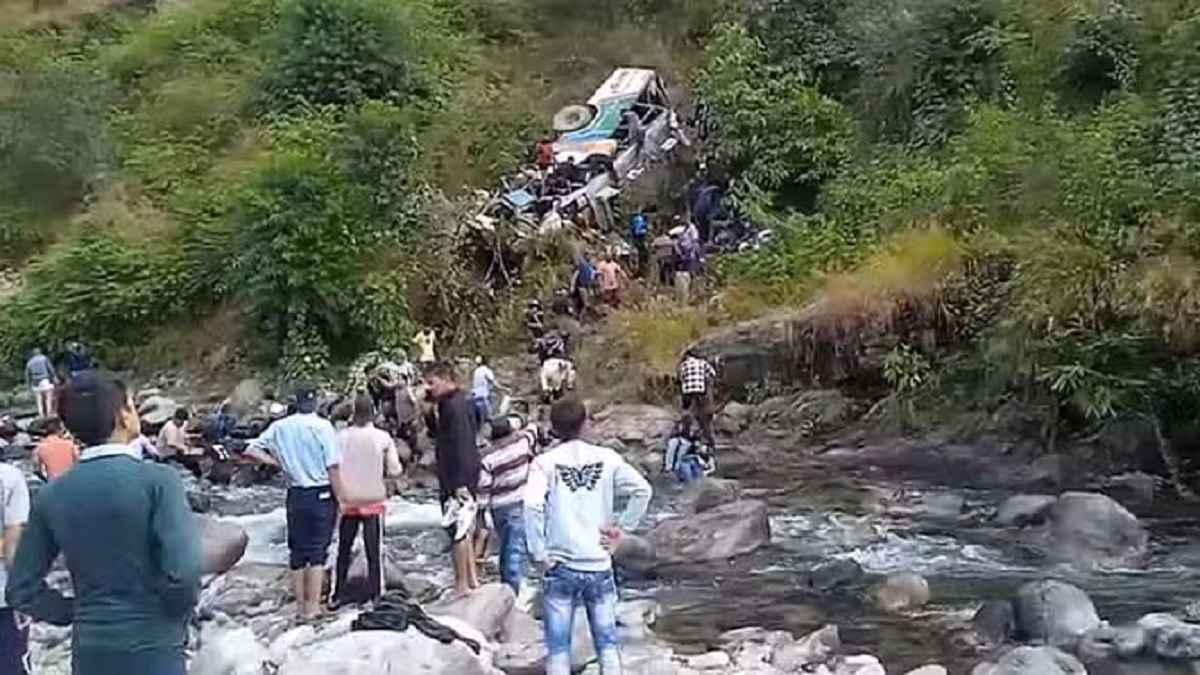 50 यात्रियों से भरी बस खाई में गिरी, कई लोगों की मौत की आशंका; 36 शव निकाले गए