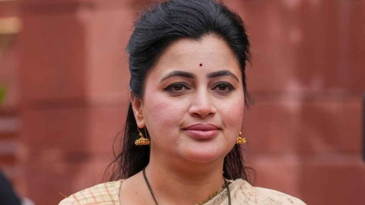 Attack on Navneet Rana in Amravati During Rally