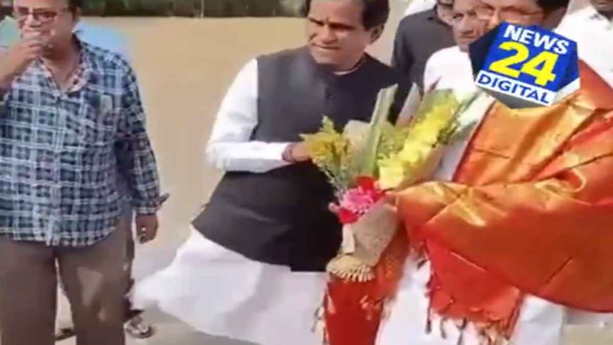 Maharashtra Chunav 2024: BJP नेता राव साहेब दानवे ने कार्यकर्ता को मारी लात, Video वायरल