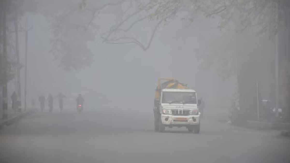 UP Weather: यूपी के 10 जिलों में कोहरे का अलर्ट! शीतलहर से बढ़ेगी ठंड, जानें वेदर अपडेट