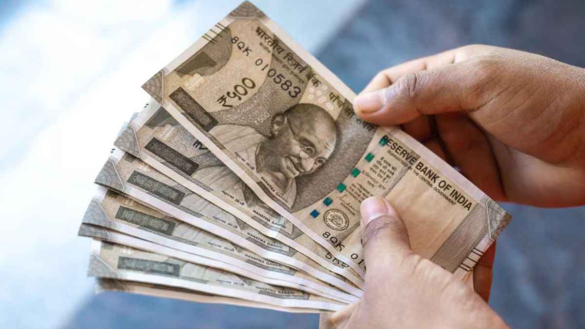8th Pay Commission: जनवरी में कितनी बढ़ेगी सैलरी? कर्मचारियों की पेंशन में भी होगा इजाफा