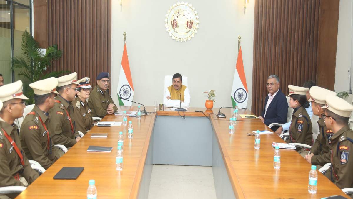 CM Mohan Yadav Collector and Commissioner Meeting