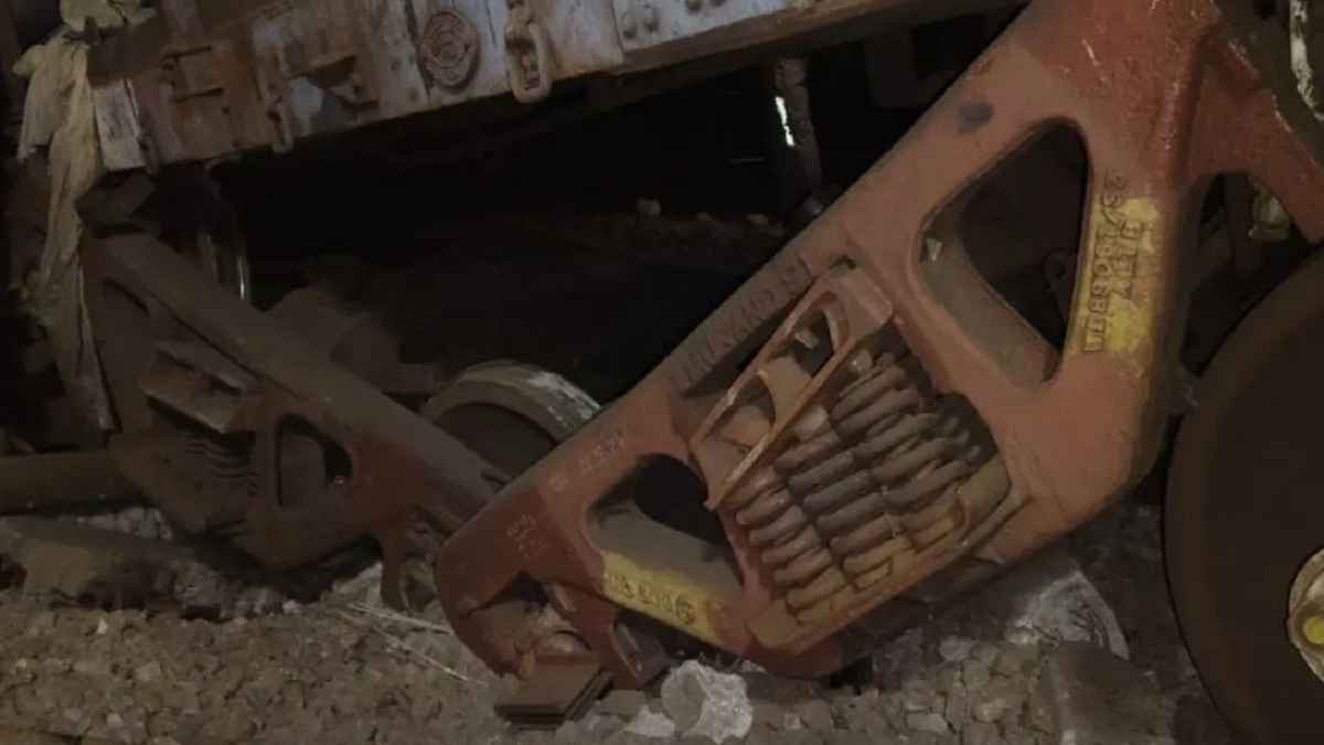Train Accident: पटरी से उतरे 11 डिब्बे, 30 से ज्यादा ट्रेनें कैंसिल; गाजियाबाद से काजीपेट जा रही थी मालगाड़ी