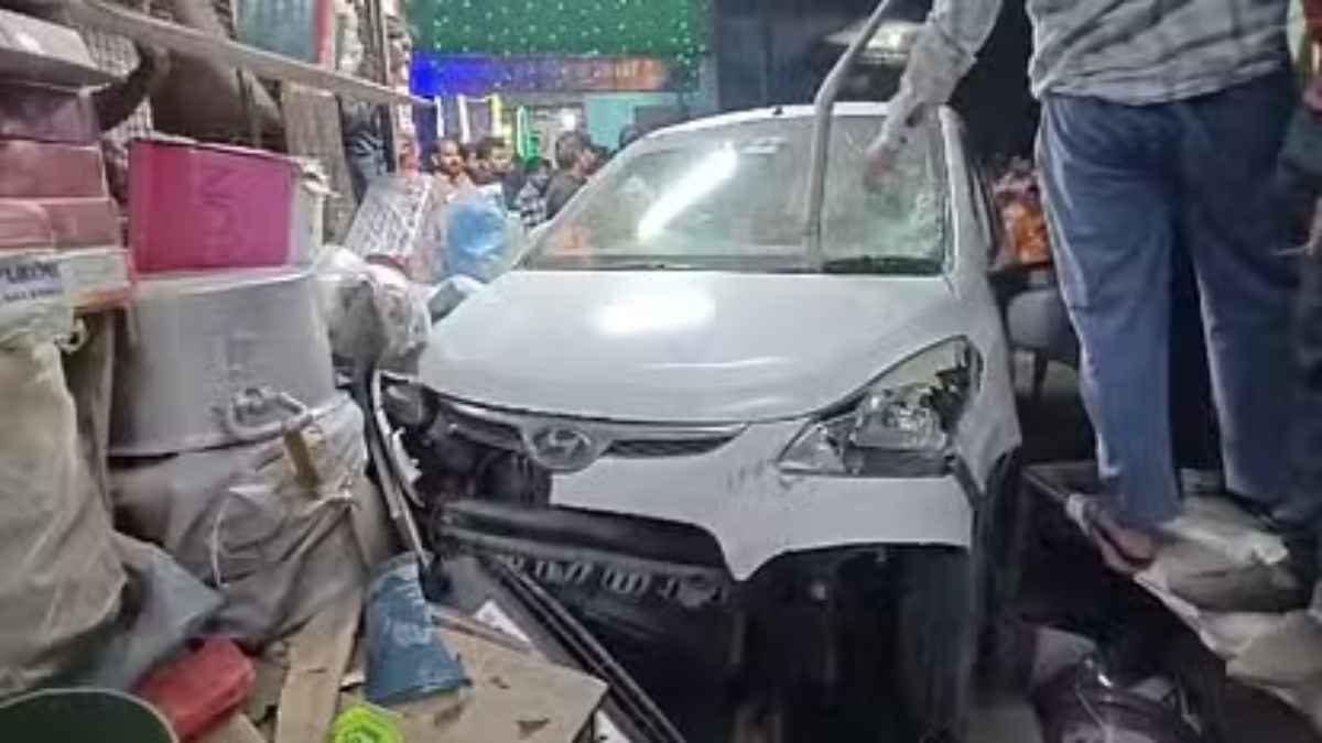 दुकान पर बर्तन खरीद रहा था युवक...पीछे से आई हाई स्पीड कार ने बरपाया कहर, देखें Video