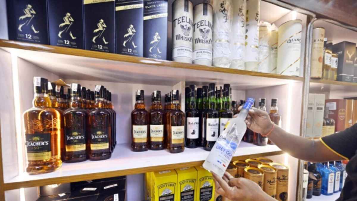 गुजरात में शराबबंदी के बाद भी ‘ड्राई डे’ का ऐलान, कलेक्टर के फरमान पर उठे सवाल