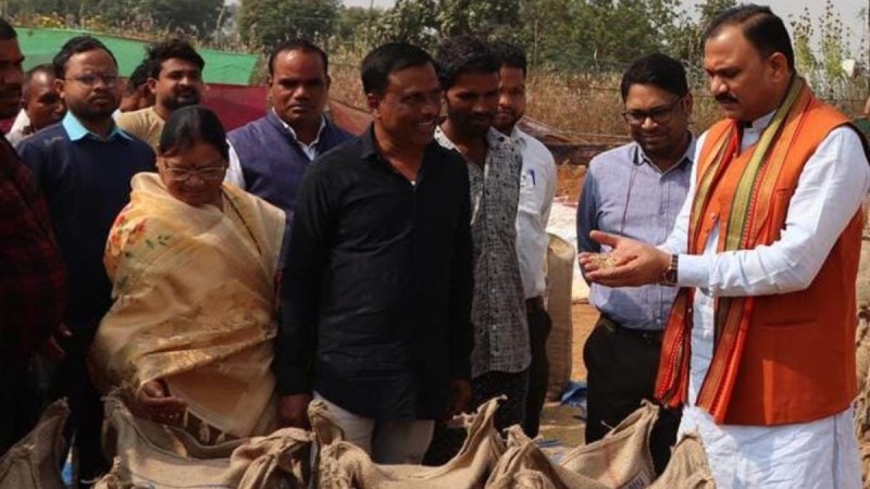 Health Minister reached the paddy procurement center